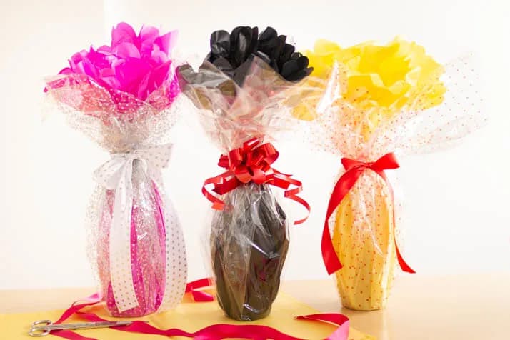 Jak ozdobić butelkę wina na prezent – kreatywne pomysły i techniki Jak ozdobić butelkę wina na prezent – kreatywne pomysły i techniki