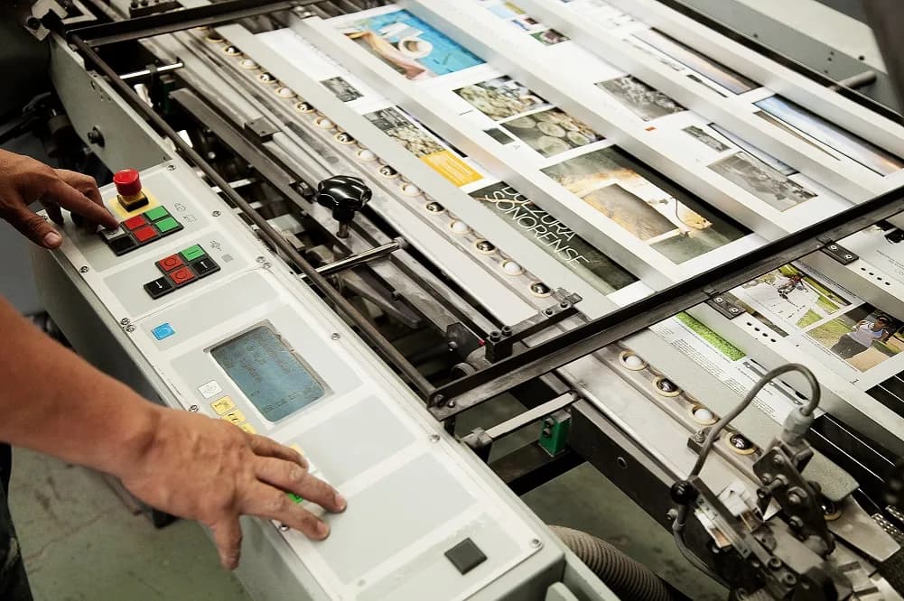 Kto pracuje w drukarni? Poznaj różnorodne zawody w tej branży