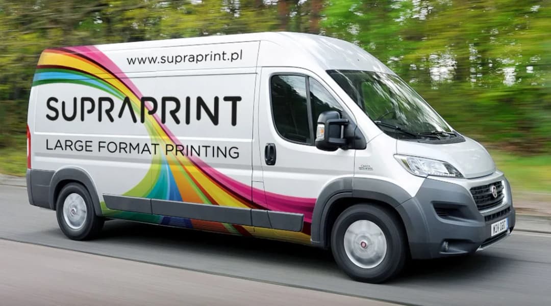 Druk na folii wylewanej – jak uzyskać perfekcyjne efekty oklejania