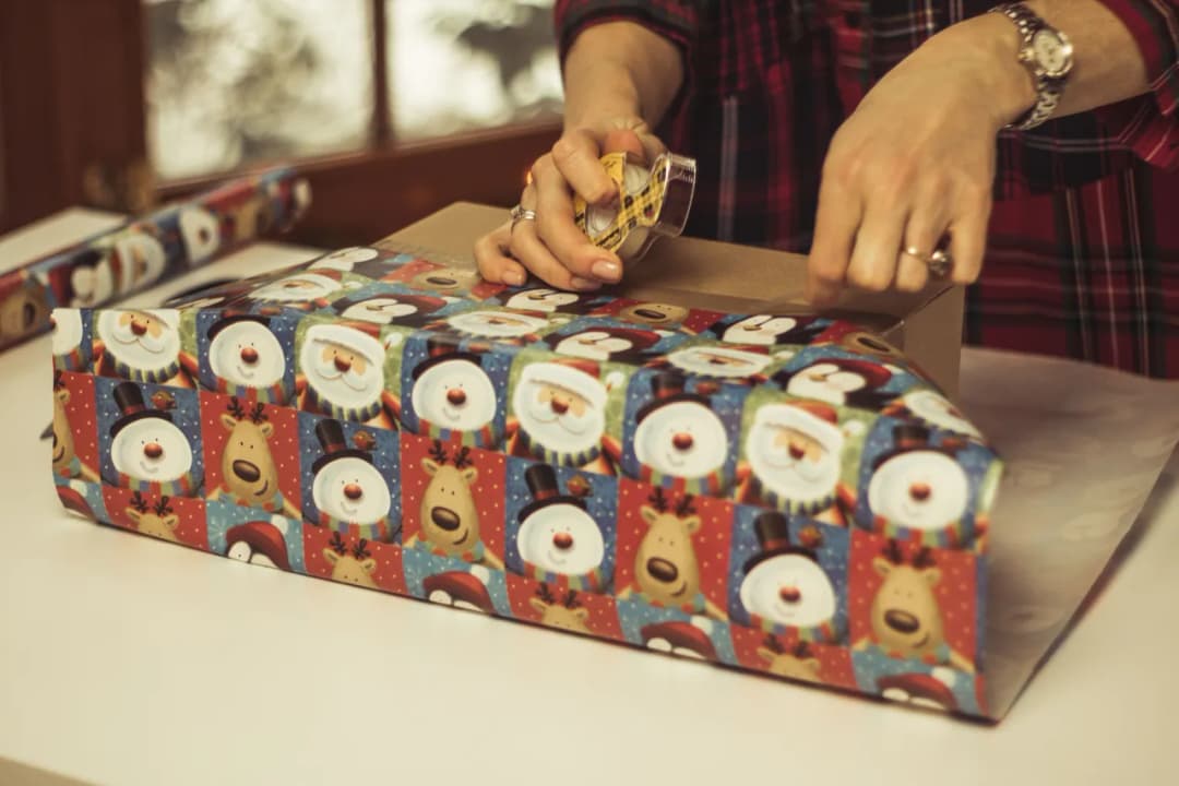 Jak zapakować duży prostokątny prezent w prosty i efektowny sposób